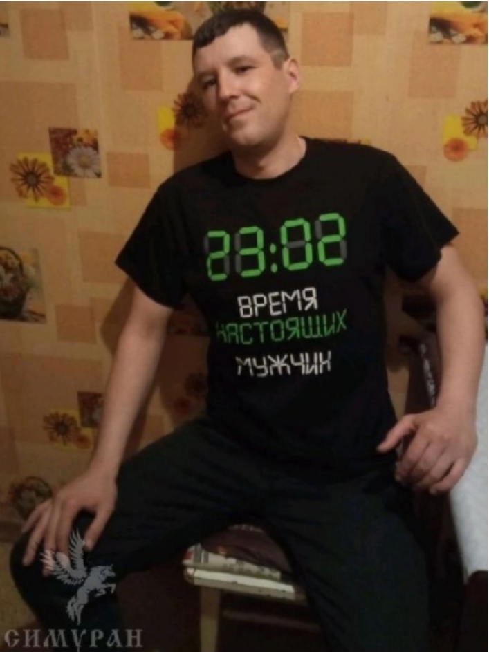 Давыдов Денис Евгеньевич Одет как на фото